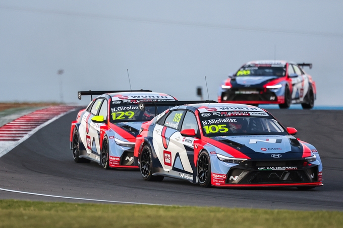 2025 TCR 월드투어 5라운드 호주 대회에서 현대자동차 ‘더 뉴 엘란트라 N TCR(국내명: 더 뉴 아반떼 N TCR)’이 주행하는 모습.