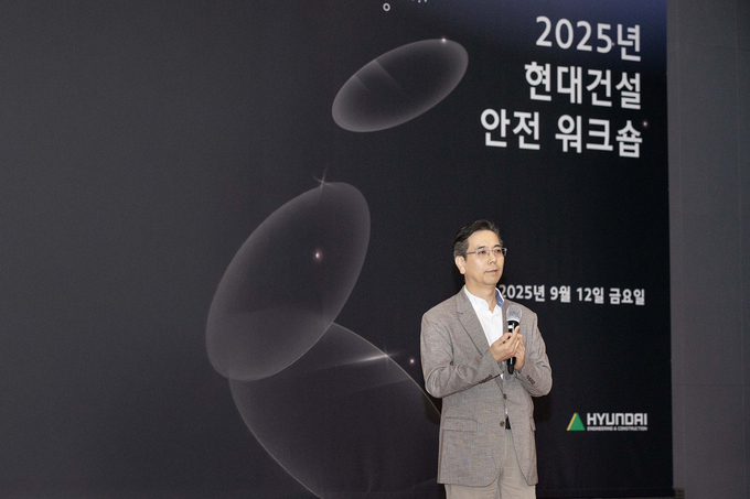 ‘2025 현대건설 안전 워크숍’에서 이한우 대표이사가 인사말을 하고 있다.