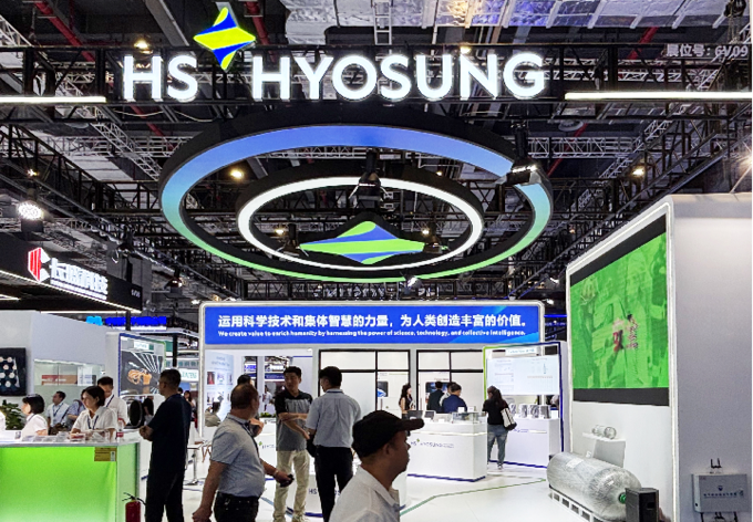 중국 상하이에서 진행되고 있는 ‘CCE 2025’에 참가한 HS효성첨단소재 부스 전경.
