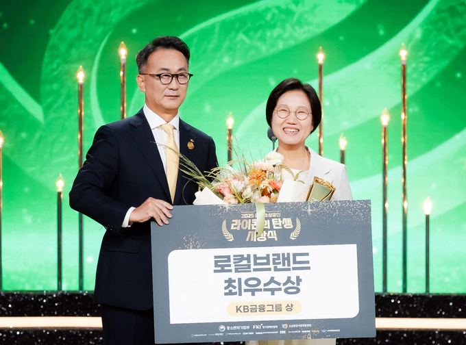 (왼쪽부터) 지난 11일 KBS 별관에서 진행된 2025 넥스트 라이콘 어워즈에서 KB금융지주 박영준 전무(CSO)와 기린컴퍼니 송주현 대표가 기념촬영을 하고 있다.