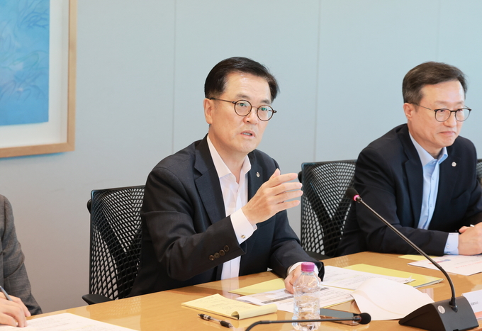 한화생명 이경근 대표이사 사장이 ‘고객신뢰혁신 TF’ 출범 킥 오프 미팅에서 발언하고 있다.