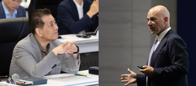 장인화 포스코그룹 회장이 22일 포스코 송도 글로벌R&D센터에서 열린 2025 포스코포럼에서 기조강연자인 앤드류 맥아피(Andrew McAfee) MIT 경영대학원 교수와 대화를 나누고 있다.