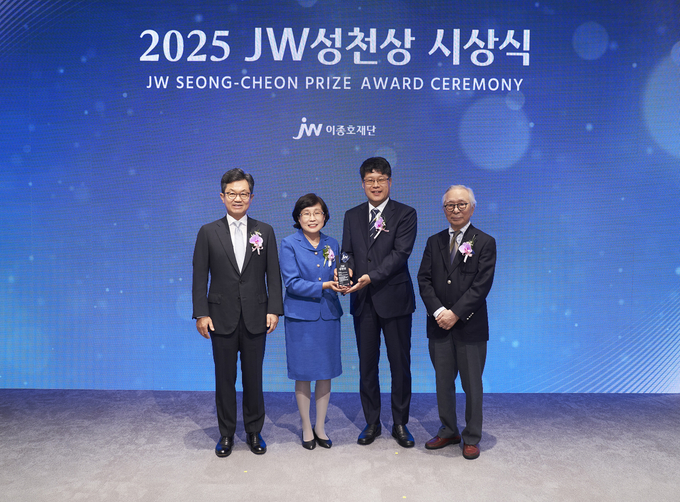 JW중외제약의 공익재단인 JW이종호재단은 지난 24일 경기도 과천시 소재 JW사옥에서 ‘2025 JW성천상’ 시상식을 개최했다. (왼쪽부터) 이경하 JW이종호재단 이사장(JW 회장), 2025 JW성천상 수상자 전진경 아프리카미래재단 짐바브웨지부 메디컬디렉터와 강동원 지부장, 이성낙 JW성천상위원회 위원장(가천대 명예총장)이 기념촬영을 하고 있다.
