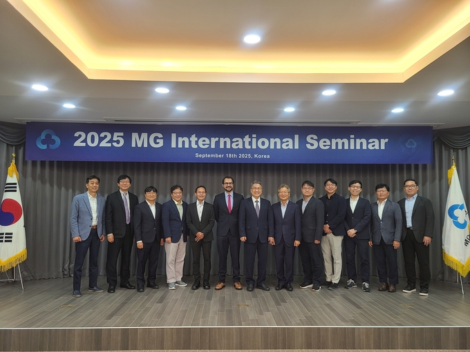 지난 18일 새마을금고 제주연수원에서 MG미래금융포럼 위원 및 MG금융연구소, 그 밖에 일본, 이탈리아, IFAD 등 해외 발표자들이 국제세미나 발표 및 토론을 마친 후 기념 촬영을 하고 있다.