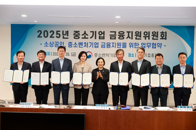 지난 26일 서울 영등포구 중소기업중앙회에서 열린 협약식에서 한성숙 중소벤처기업부 장관(왼쪽에서 다섯번째), 강석진 중소벤처기업진흥공단 이사장(왼쪽에서 첫번째), 송용훈 KB국민은행 기업고객그룹 부행장(왼쪽에서 두번째) 및 참여기관 관계자들이 기념 촬영을 하고 있다.