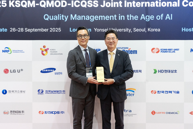지난 27일 조규출(오른쪽) 현대로템 품질본부장(상무)이 ‘2025 지속가능경영품질대상’을 수상한 후 박희준 한국품질경영학회장과 기념촬영을 하고 있다.