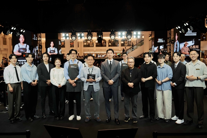 동서식품이 지난 27일 개최한 ‘2025 카누 바리스타 챔피언십’ 결선 개막식에서 관계자들이 기념 촬영을 하고 있다.