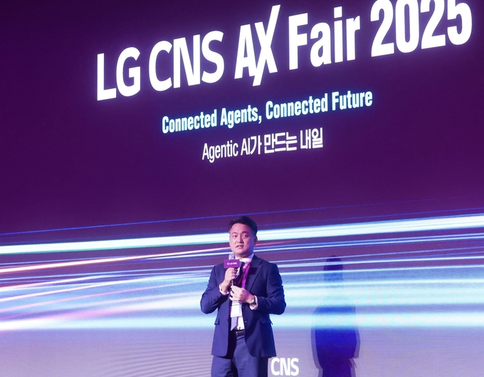 30일 여의도 콘래드호텔에서 열린 LG CNS 고객초청 행사 'AX페어 2025'에서 LG CNS AI클라우드사업부장 김태훈 전무가 환영사를 하고 있는 모습.