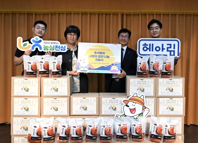 송춘수 대표이사(사진 오른쪽 두 번째)와 정미령 관장(사진 왼쪽 두 번째)이 기념사진 촬영을 하고 있다.