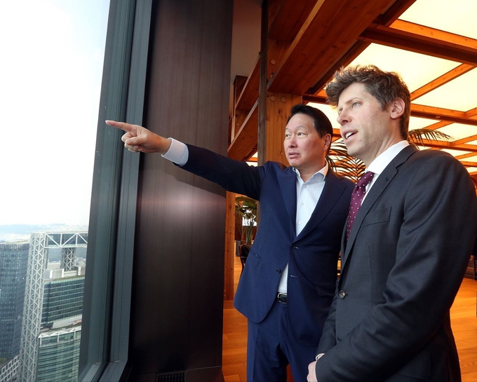 최태원 회장(오른쪽)과 샘 올트먼 OpenAI CEO(왼쪽)가 1일 서울 종로구 SK서린빌딩에서 창밖을 보며 환담을 하고 있다.