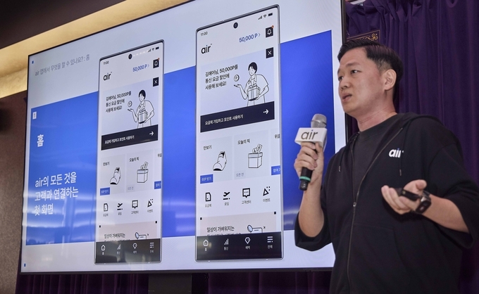 10월 1일 서울 성수동 T팩토리에서 이윤행 SK텔레콤 air기획팀장이 자급제 전용 디지털 통신 서비스 ‘에어(air)’를 소개하고 있다.