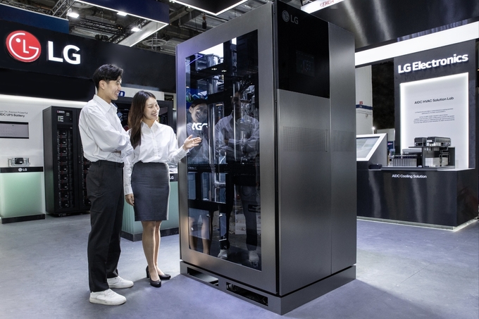LG전자_DCWA_00_가로: LG전자, LG CNS, LG에너지솔루션 3사가 이달 8일부터 양일간 싱가포르에서 열린 ‘데이터센터 월드 아시아(Data Center World Asia) 2025’에서 '원(One) LG’ 통합 솔루션을 앞세워 참가했다. 모델들이 LG전자 냉각수 분배 장치(CDU)를 소개하고 있다.