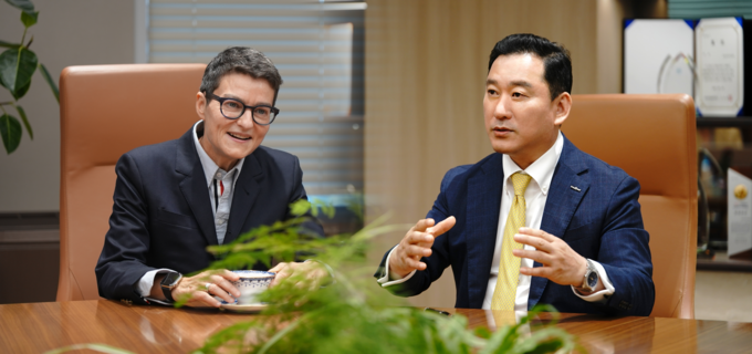 김성환 한국투자증권 사장(오른쪽)과 로빈 그루(Robyn Grew) MAN그룹 CEO가 15일 서울 여의도 한국투자증권 본사에서 만나 글로벌 금융상품 확대 및 협력 방안을 논의하고 있다..