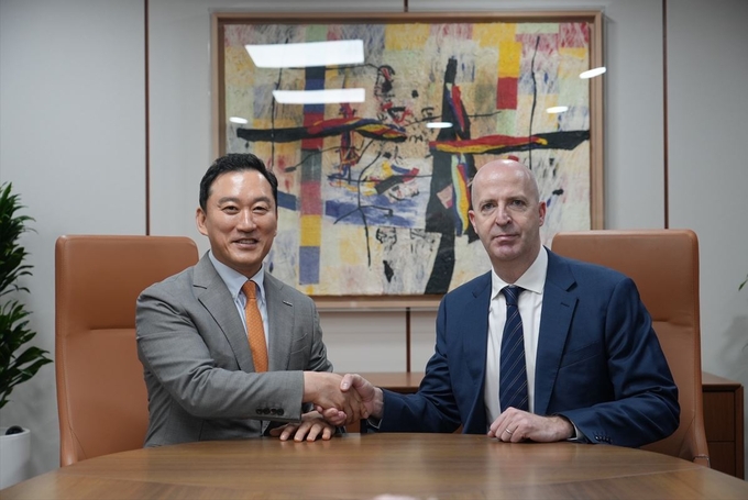 김성환 한국투자증권 사장(왼쪽)과 댄 왓킨스(Dan Watkins) JP모간 아시아태평양 CEO가 16일 서울 여의도 한국투자증권 본사에서 만나 전략적 비즈니스 협력방안을 논의한 뒤 기념촬영을 하고 있다.