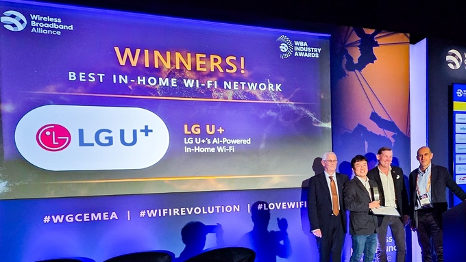 LG유플러스가 세계 최고 권위의 와이파이 시상식인 ‘WBA 인더스트리 어워드(WBA Industry Award) 2025’에서 ‘최고 홈 와이파이 네트워크상(Best In-Home Wi-Fi Network)’을 수상했다. 사진은 시상식에 참석한 노정민 홈디바이스개발팀장이 수상 후 기념 촬영을 하는 모습.