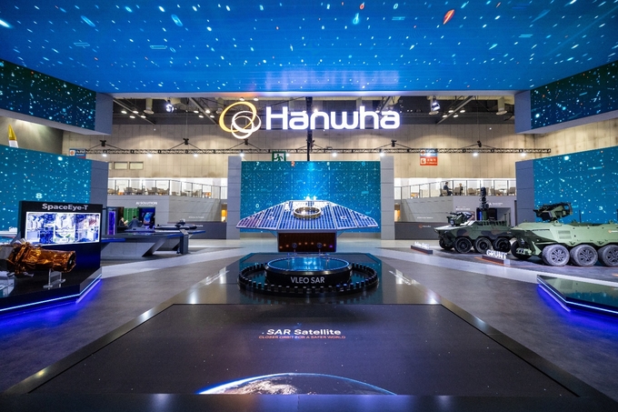 일산 킨텍스에서 열린 ADEX 2025 한화 부스에 전시된 한화시스템의 VLEO UHR SAR 위성 목업.