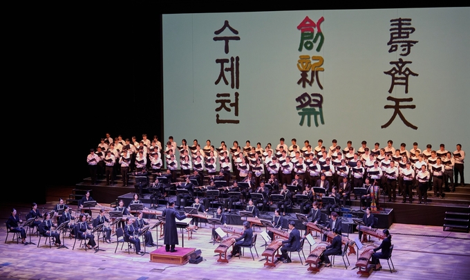 10월 17일(금) 서울 세종문화회관 대극장에서 열린 제20회 창신제(創新祭)에서 크라운해태 임직원들이 ‘수제천 합창’ 공연을 하고있다.