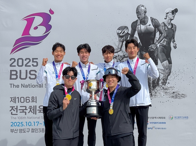 제106회 전국체육대회 철인3종경기에서 남자부 우승을 차지한 계룡건설 철인3종 선수단. (왼쪽 위부터 시계방향으로_권민호 선수, 박찬욱 선수, 최규서 선수, 박상민 선수, 김민석 트레이너, 신성근 감독)