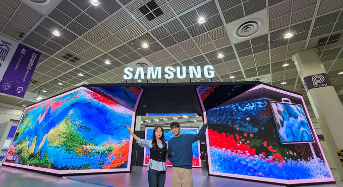 삼성전자가 서울 코엑스(COEX)에서 열리는 ‘KES 2025(한국전자전)’에 참가해 주거부터 교육, 비즈니스까지 다양한 환경 속에서 일상을 혁신하는 최신 AI 제품과 기술을 선보인다.