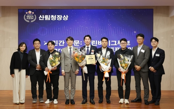 홍상균 롯데건설 디자인연구소장(가운데)이 ‘2025 대한민국 조경대상’ 시상식에서 수상 후 기념촬영을 하고 있다.