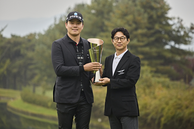 왼쪽부터 2025 제네시스 챔피언십 우승자 이정환 선수와 제네시스사업본부장 송민규 부사장.