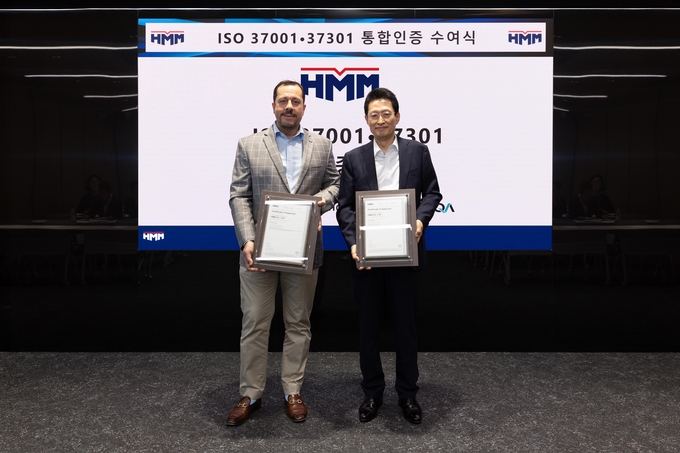 24일 여의도 사옥에서 개최된 ISO 37001, 37301 인증서 수여식에서 최원혁 HMM 대표이사(오른쪽)와 포티스 캄푸리스(MR. Fotis Kampouris) LRQA 아시아·태평양 총괄부사장이 기념사진을 촬영하고 있다.