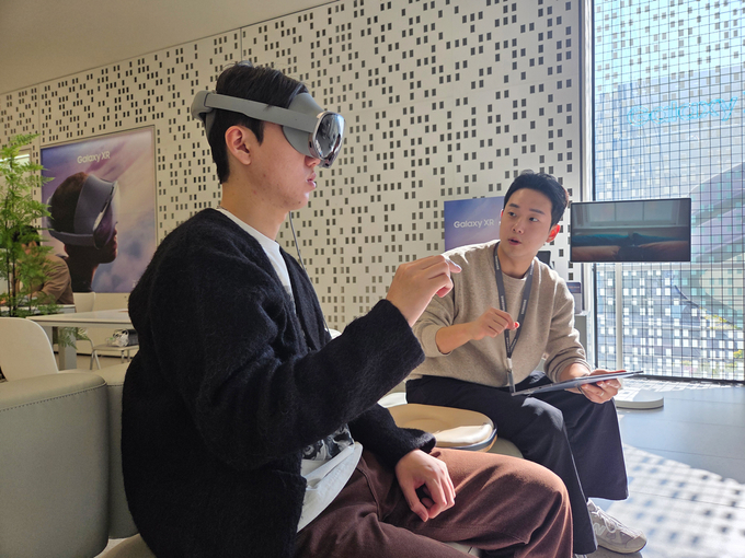 삼성스토어 홍대에서 헤드셋 형태의 모바일 기기 ‘갤럭시 XR’을 체험하는 모습.
