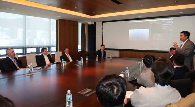 폴 르윈(Paul Lwin) 해벅AI(HavocAI) CEO(맨 오른쪽 발표자)가 한화 임직원들에게 하와이 앞 바다에 대기중인 해벅AI의 무인수상정을 한화오션 거제사업장에서 원격통제하는 기술 시연을 선보이고 있다.