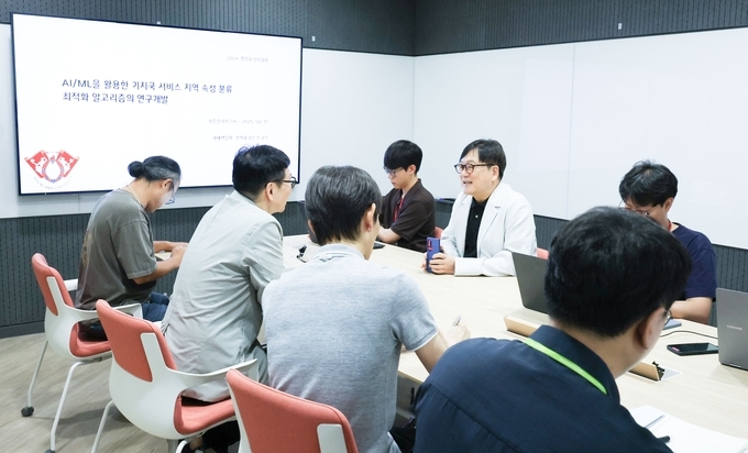 산학협력 과제로 LG유플러스 임직원과 경희대학교 연구원이 AI 모델 개발을 위해 회의하는 모습.