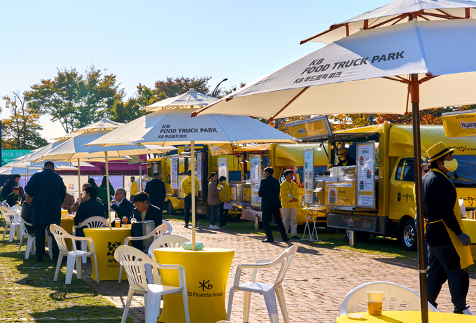 ‘KB착한푸드트럭’ 사장님들이 경주 예술의 전당에서 진행되는 ‘APEC CEO 서밋’ 현장에 마련된 ‘KB 푸드트럭 파크’에서 식음료를 제공하고 있다.