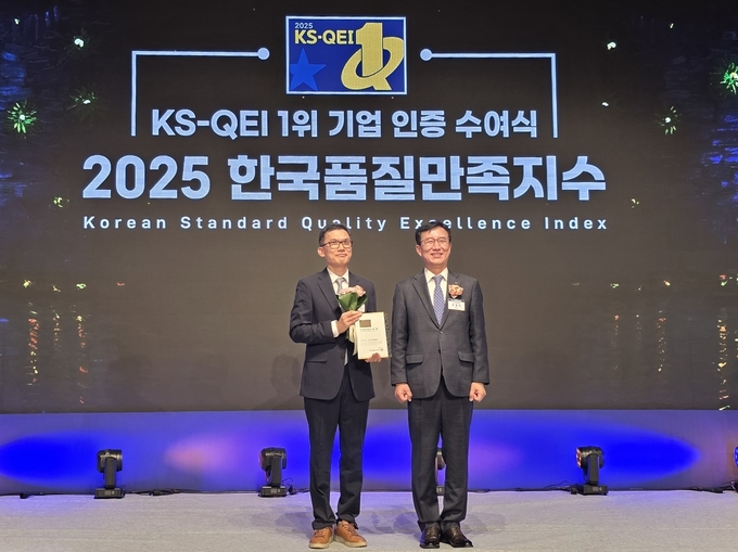 한국타이어, 2025 한국품질만족지수(KS-QEI) 어워드 수상. (왼쪽부터) 한국타이어앤테크놀로지 민경신 제조품질보증담당, 한국표준협회 문동민 회장 시상식 기념 촬영