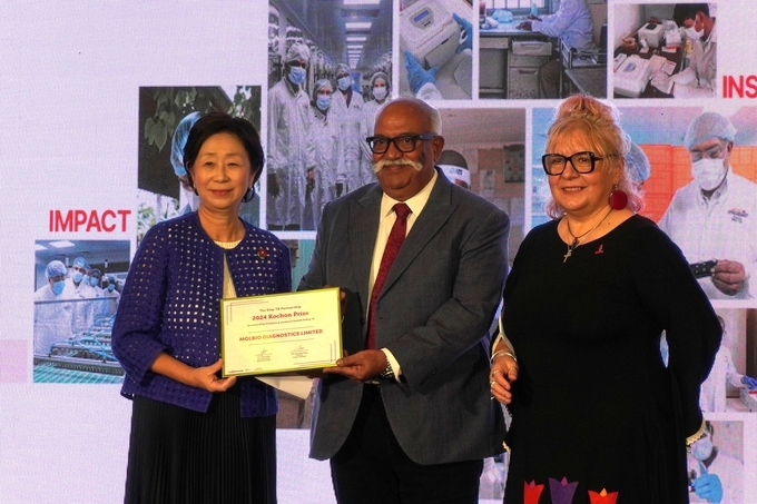 제18회 고촌상 시상식에서 (왼쪽부터) 종근당고촌재단 정재정 이사장, 몰바이오 다이그노스틱스 스리람 나타라잔 대표, Stop TB Partnership 루치카 디띠우 사무국장이 기념촬영을 하고 있다.