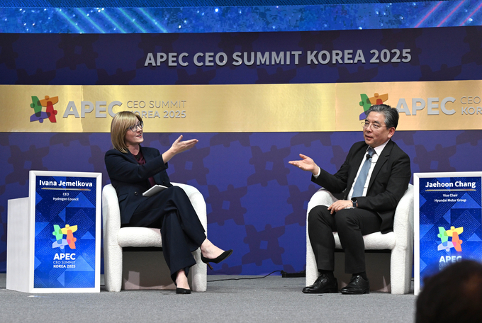 왼쪽부터 이바나 제멜코바 수소위원회 CEO와 장재훈 현대차그룹 부회장이 ‘APEC CEO 서밋’ 수소 세션에서 대담을 진행 중인 모습.