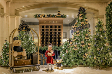 이랜드파크 켄싱턴호텔 여의도, 호텔 굿즈 곰인형으로 장식한 크리스마스 포토존 인기